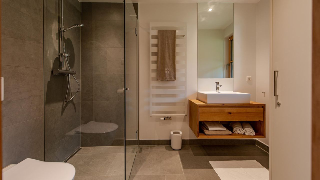 Gesamt zwei Badezimmer Gesamt zwei Badezimmer